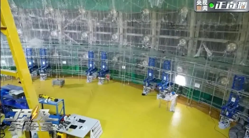 央视《顶级实验室》深度解析江门地下700米中微子实验室，有机玻璃性能测试结果令人震惊！