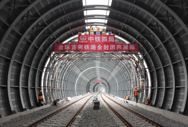 深茂铁路建成全球首例全封闭声屏障