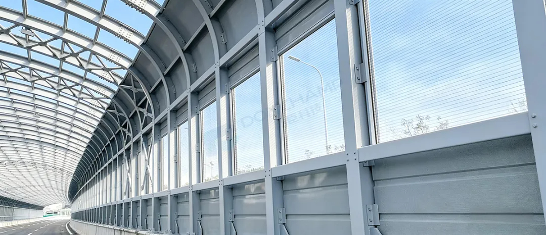 北京北清路上的隔音守护者:汤臣亚克力声屏障板 (4)